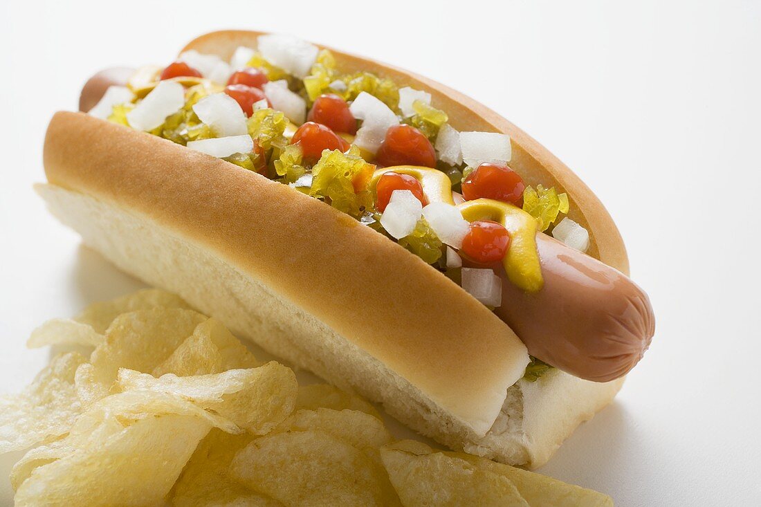 Hot Dog mit Relish, Senf, Ketchup, Zwiebeln und Chips