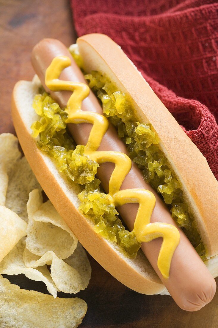 Hot Dog mit Relish, Senf und Chips