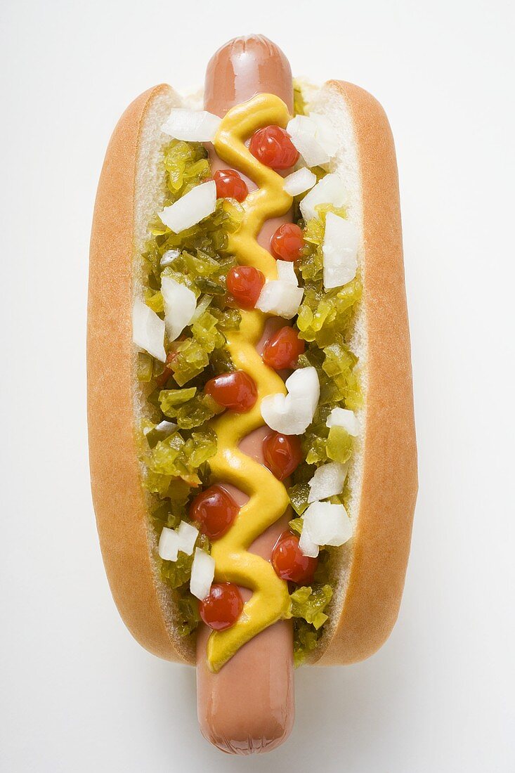 Hot Dog mit Relish, Senf, Ketchup und Zwiebeln