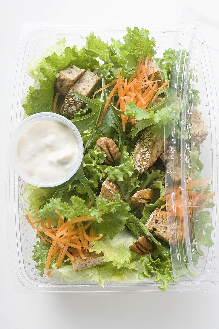 Salad leaves with carrots, croutons & sour cream dressing