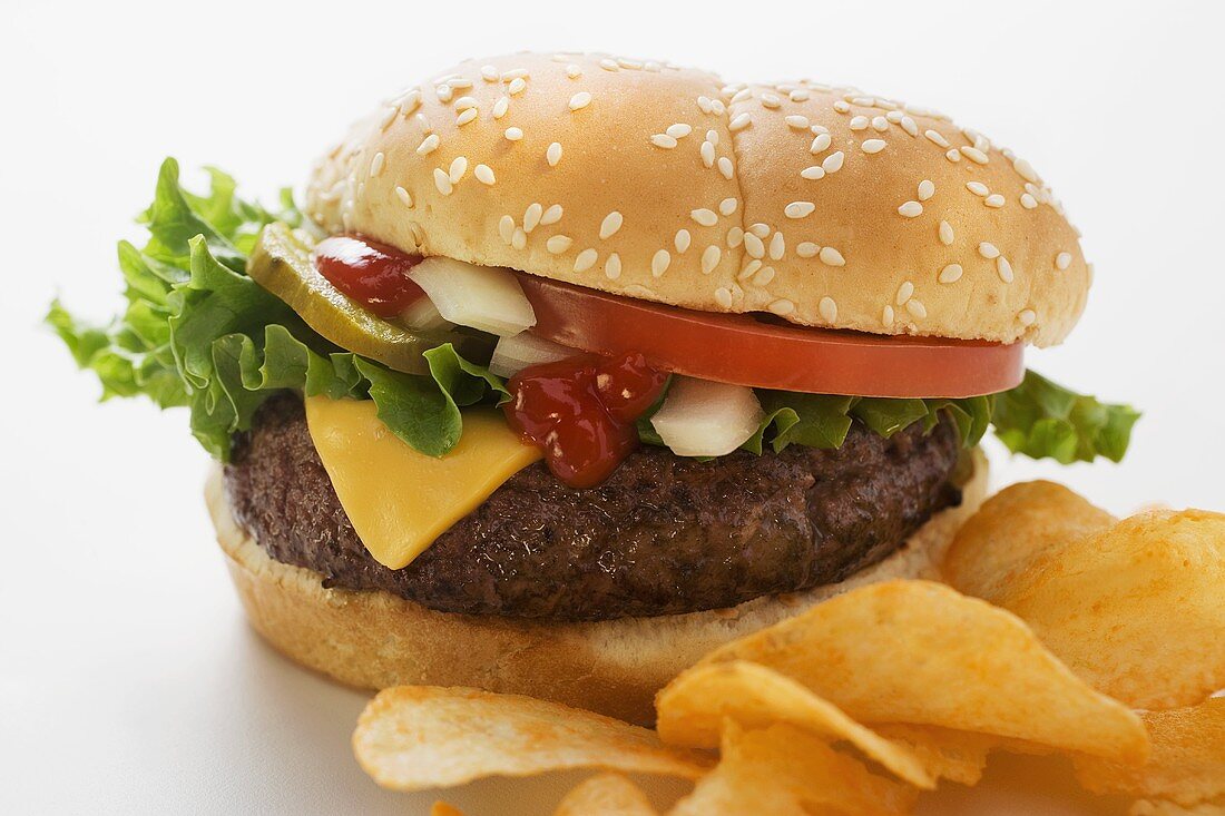 Cheeseburger with potato crisps