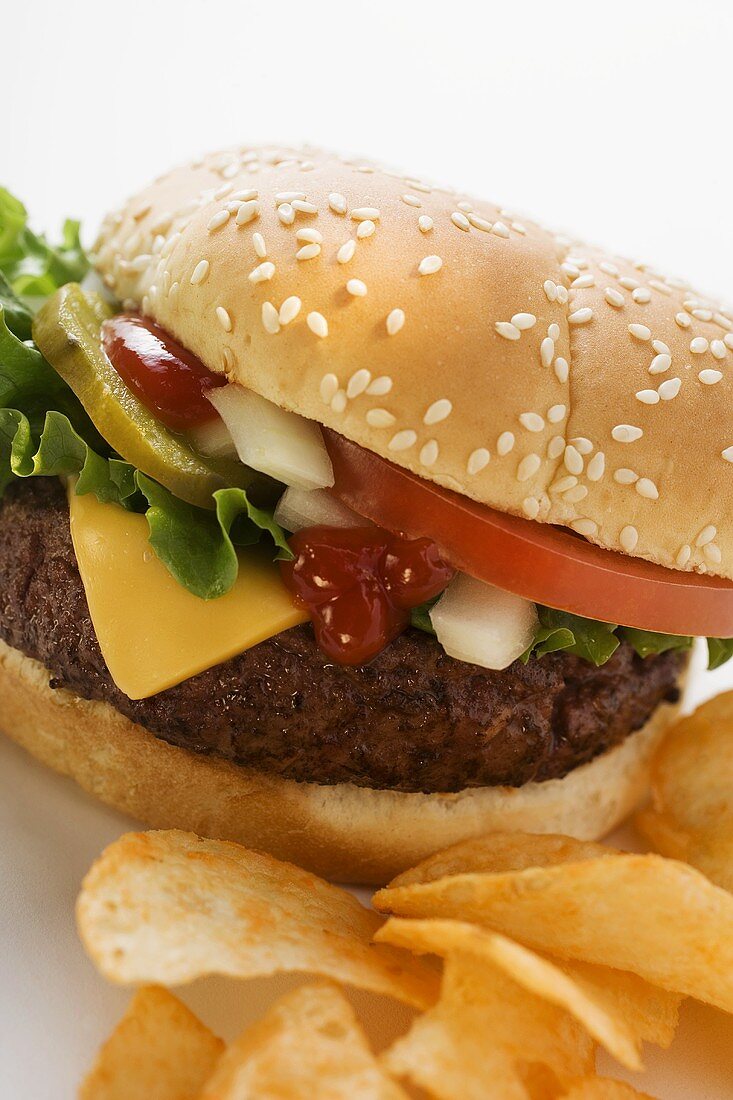 Cheeseburger mit Kartoffelchips