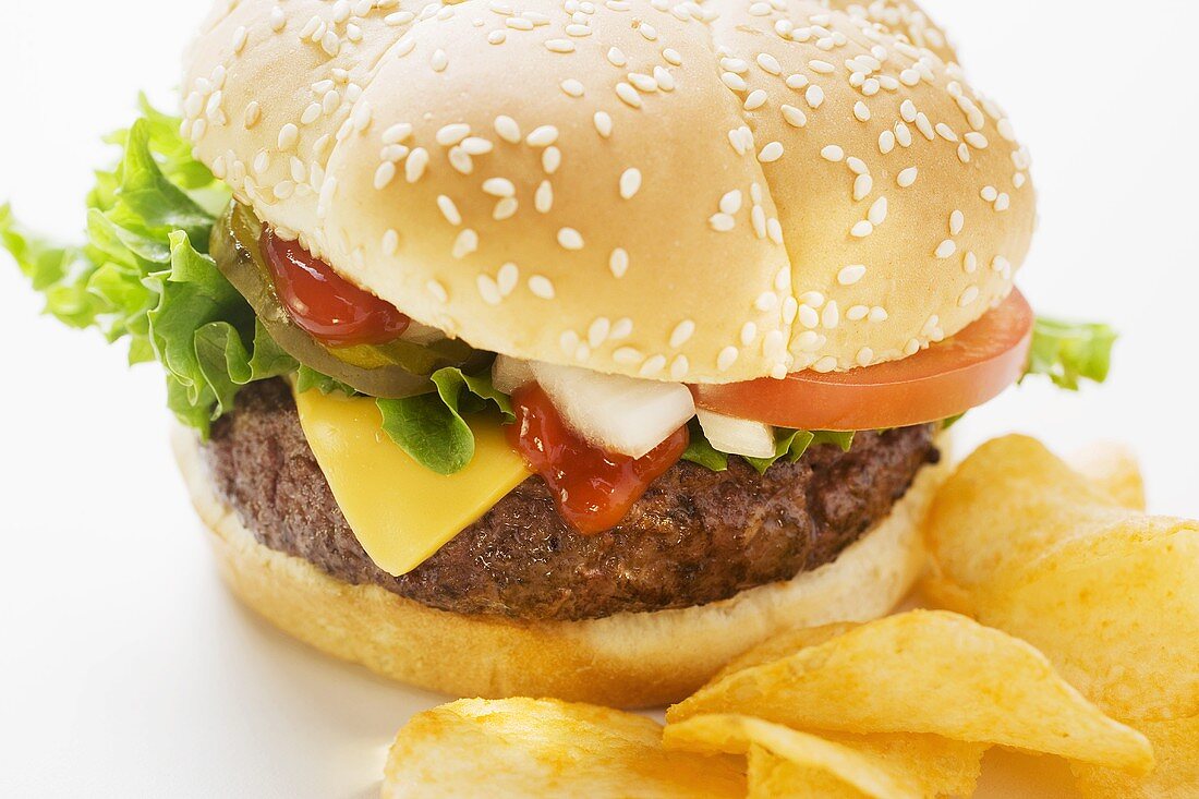 Cheeseburger mit Kartoffelchips