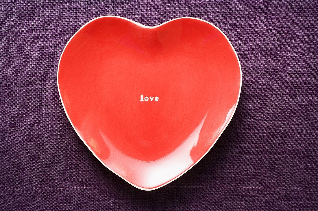 Herzförmiger roter Teller für den Valentinstag