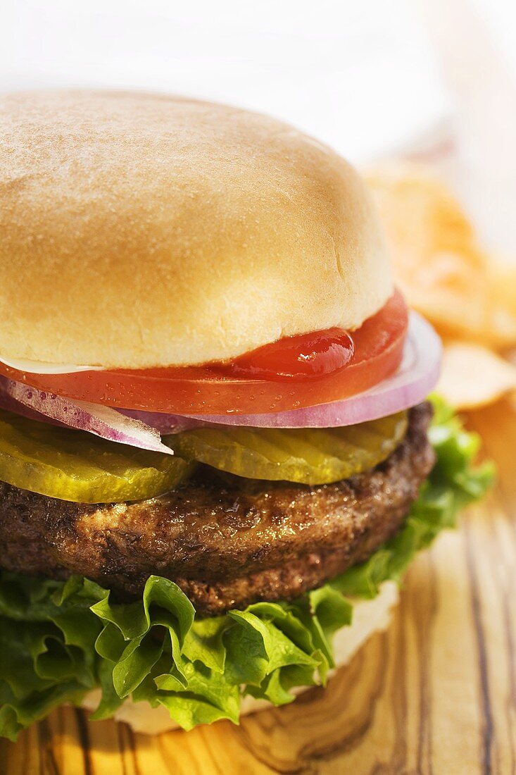 Hamburger mit Essiggurken, Zwiebeln und Tomate