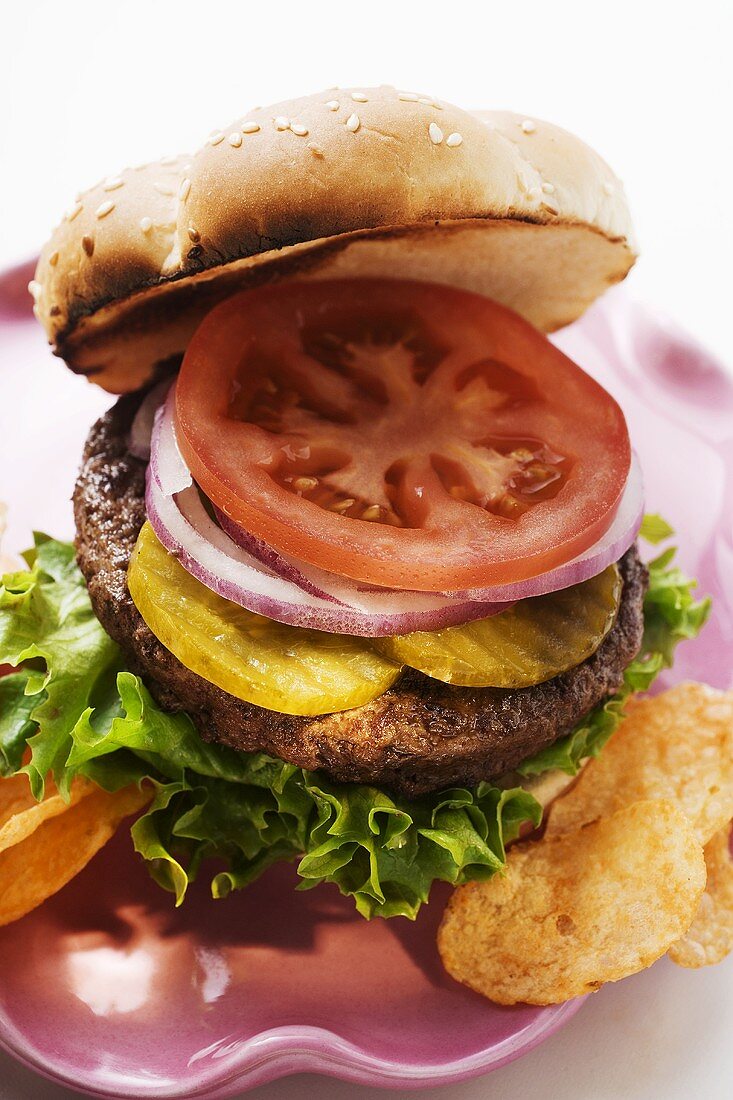 Selbstgemachter Hamburger mit Essiggurken, Zwiebeln, Tomate