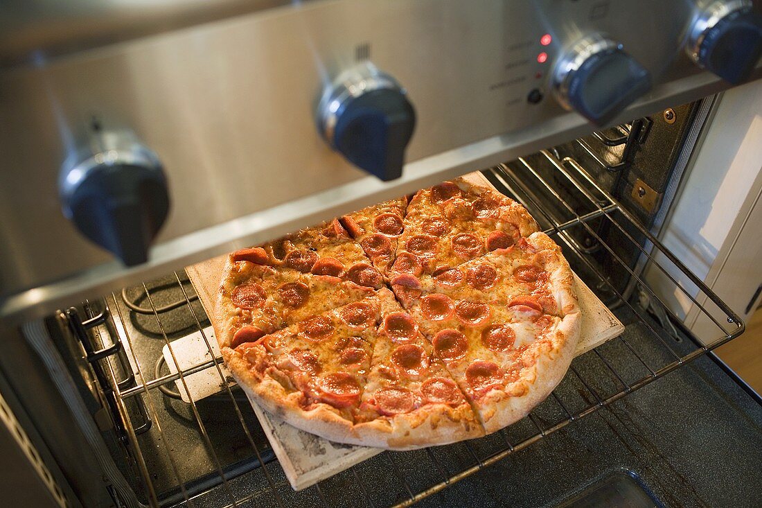 Warming up pepperoni pizza in oven