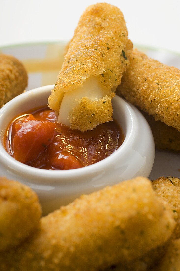 Mozzarella sticks with marinara sauce