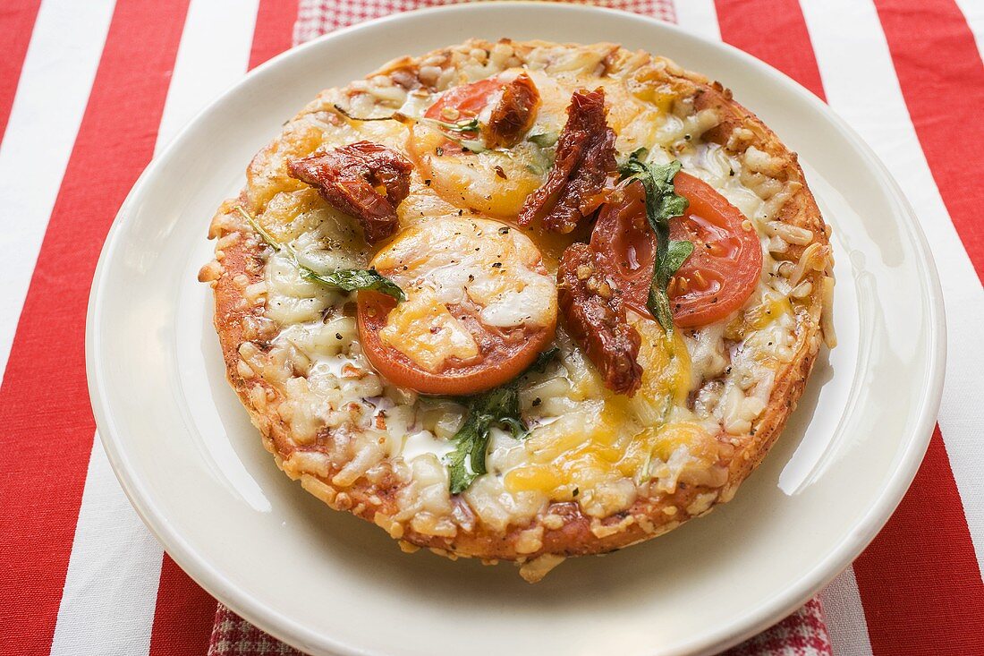 Mini-pizza with fresh and dried tomatoes
