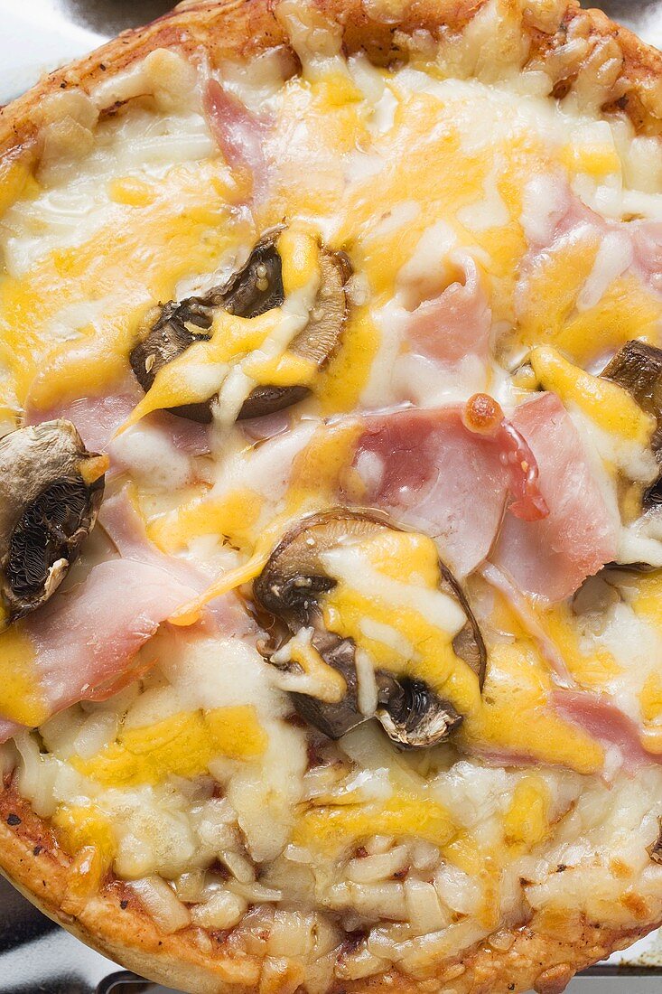 Minipizza mit Schinken, Champignons und Käse