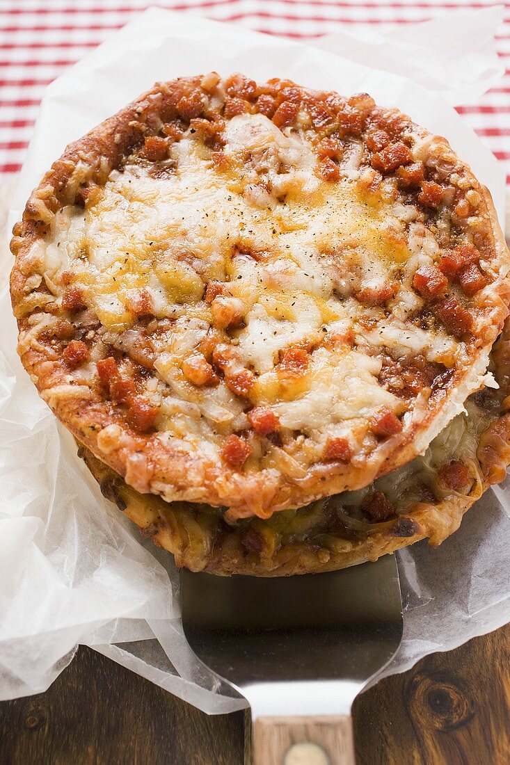 Zwei Minipizzen mit Hackfleisch und Käse auf Heber