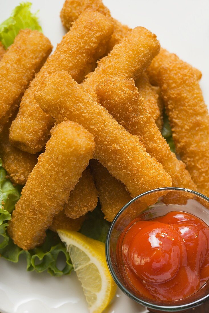 Fish fingers with lemon and ketchup