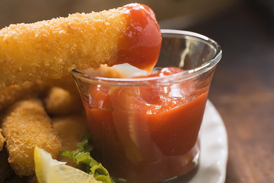 Fischstäbchen mit Ketchup