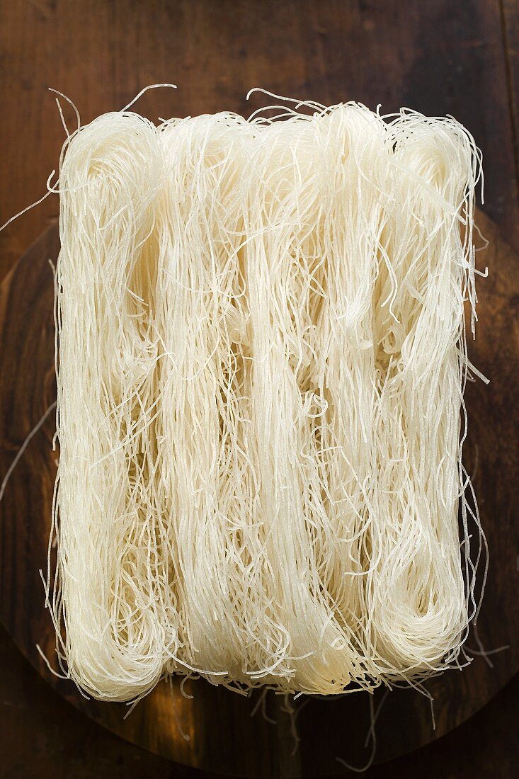 Thin rice noodles on wooden plate