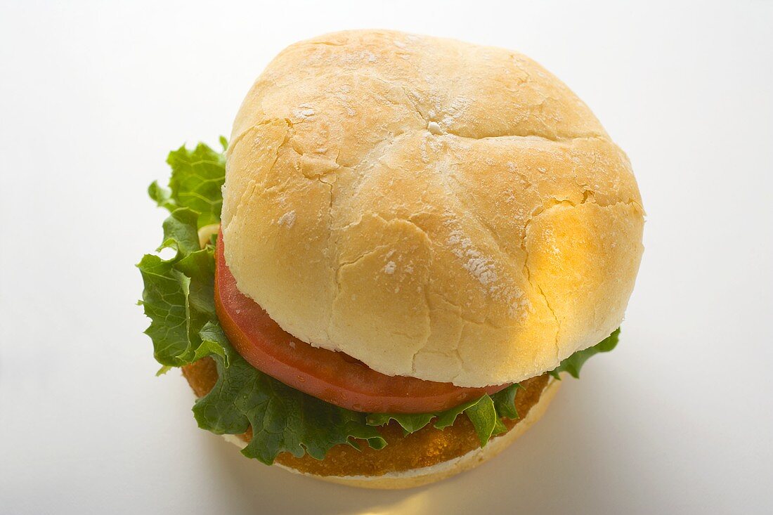 Hähnchenburger mit Tomate und Salatblatt