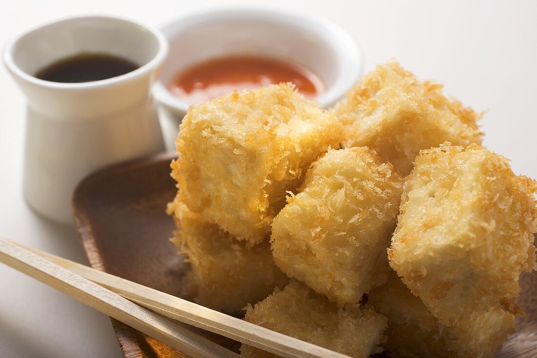 Panierte Tofuwürfel mit zwei Saucen (Asien)