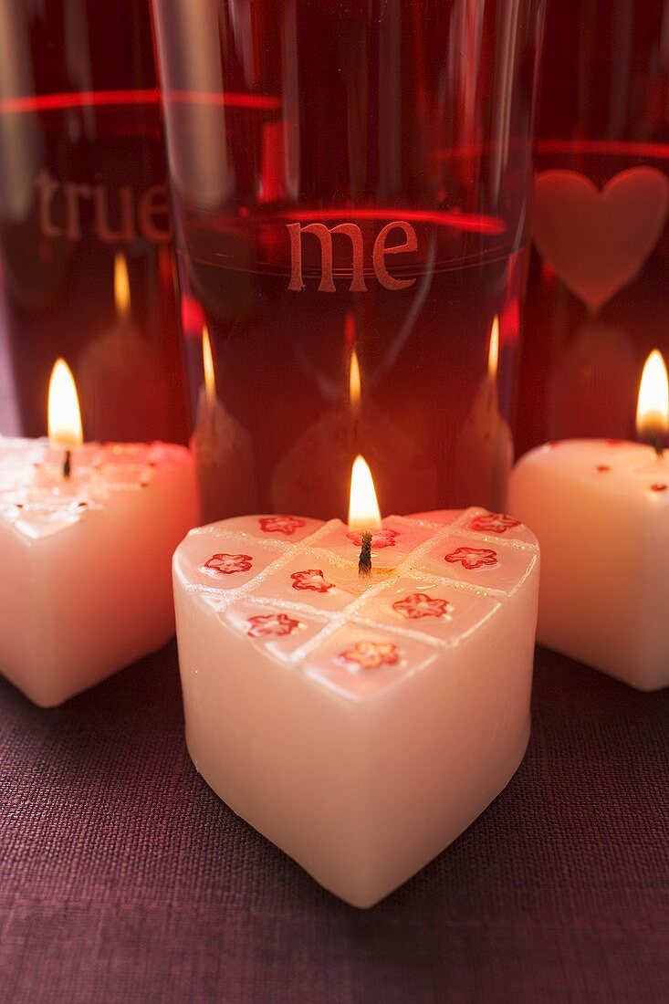 Herzförmige brennende Kerzen zum Valentinstag