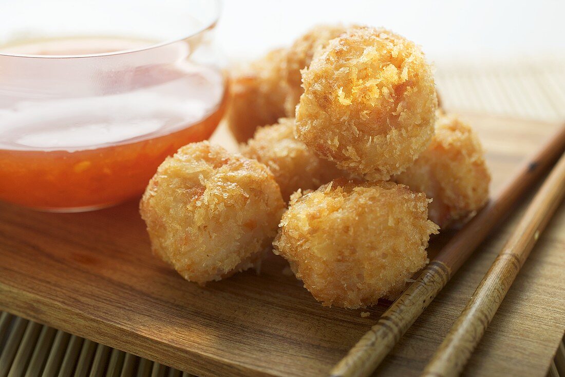 Panierte Garnelenbällchen mit süsssaurer Sauce (Asien)