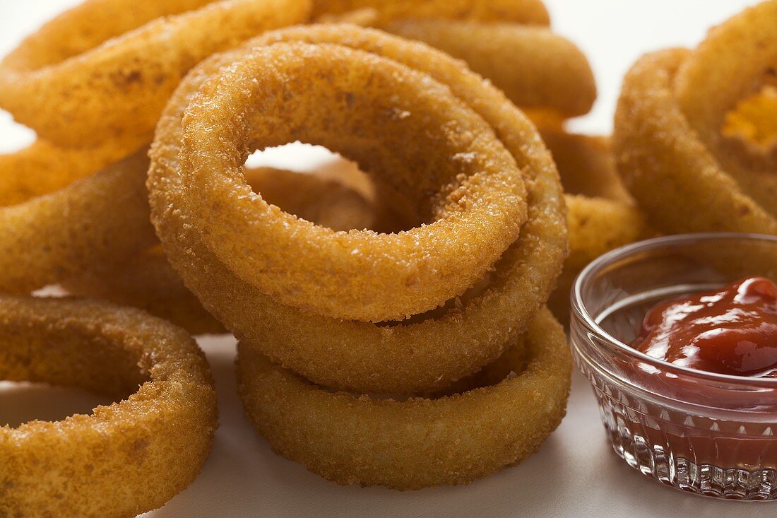 Deep-fried onion rings with ketchup