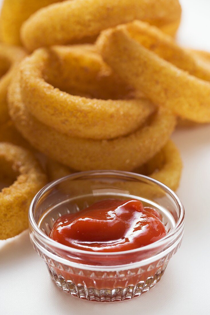 Deep-fried onion rings with ketchup