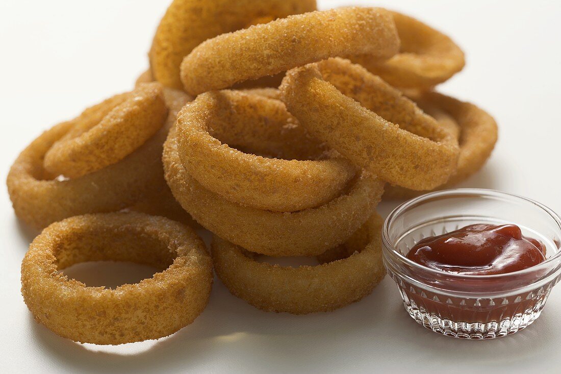 Frittierte Zwiebelringe mit Ketchup