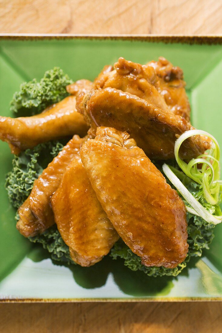 Chicken Wings auf grünem Teller