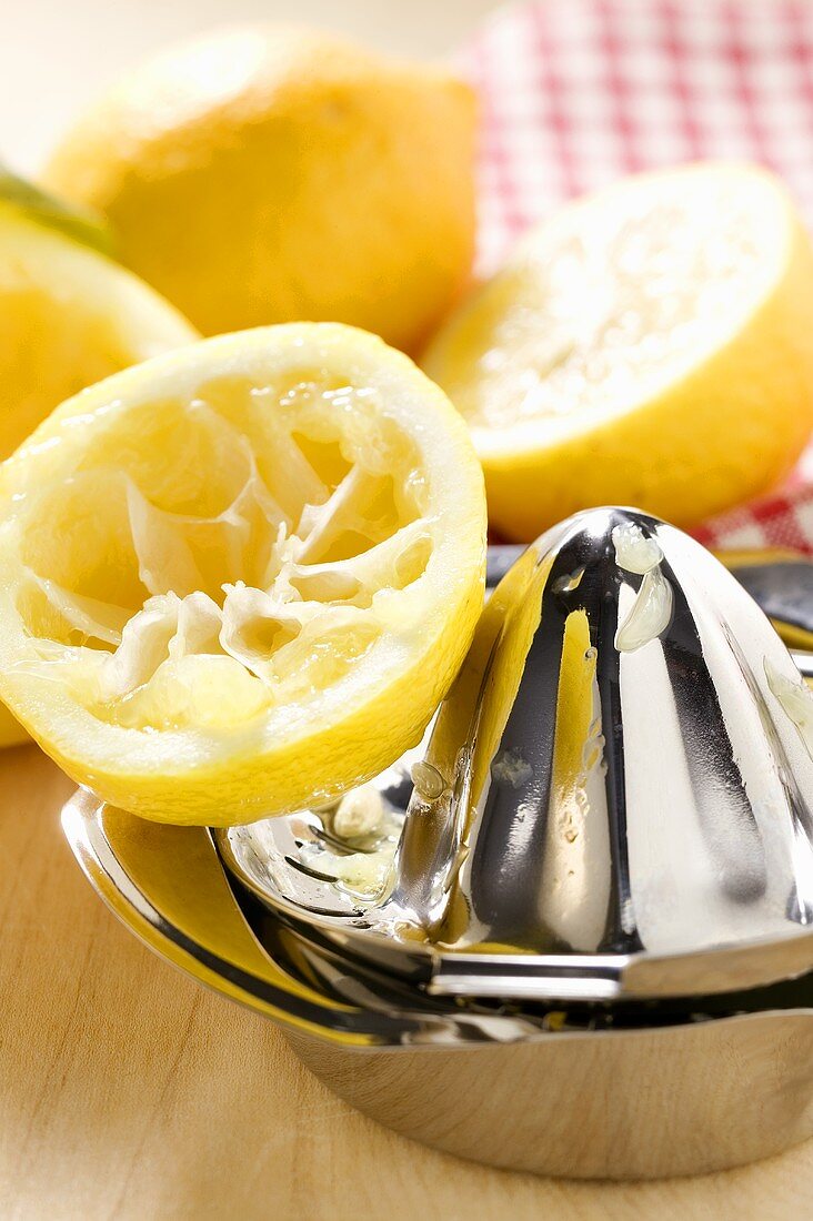 Zitronen mit Zitronenpresse