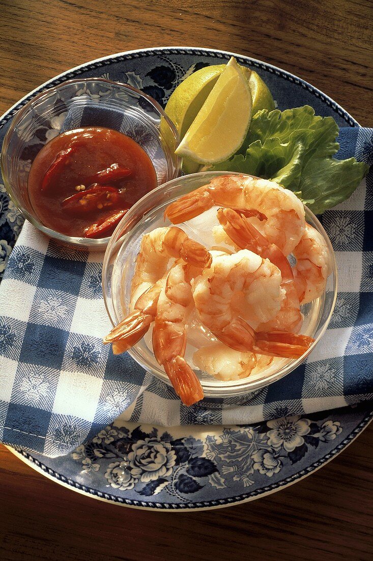 Gekochte Scampi auf Eis mit Chilisauce