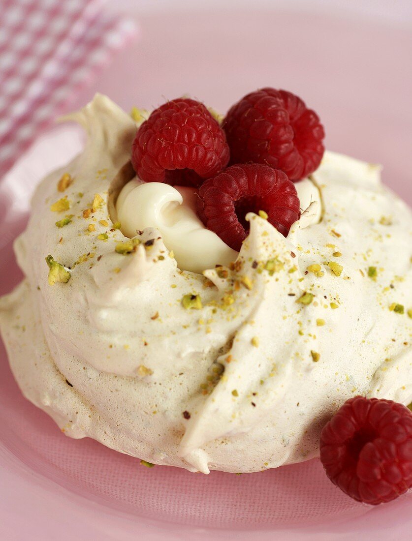 Baiser mit frischen Himbeeren und Sahne