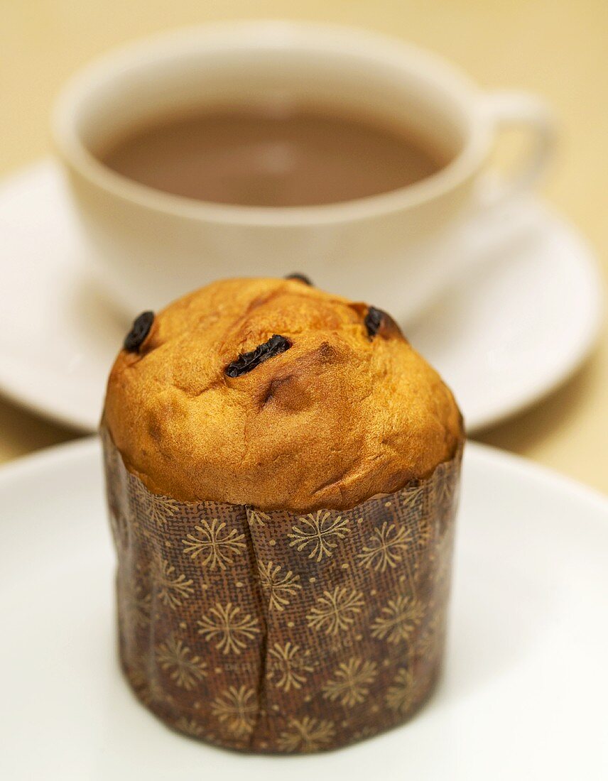 Mini-Panettone und Tasse Kaffee