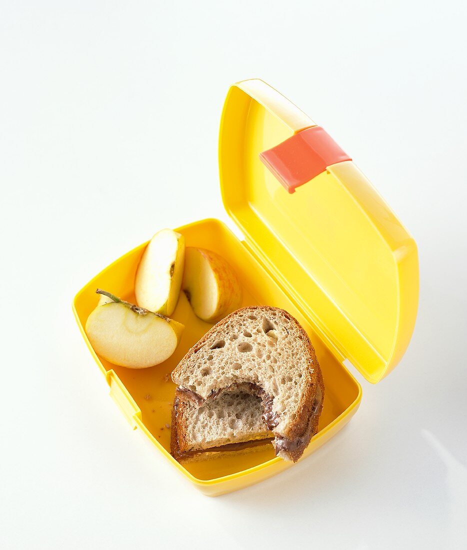 Nutellabrote (eines angebissen) und Apfel in Lunchbox
