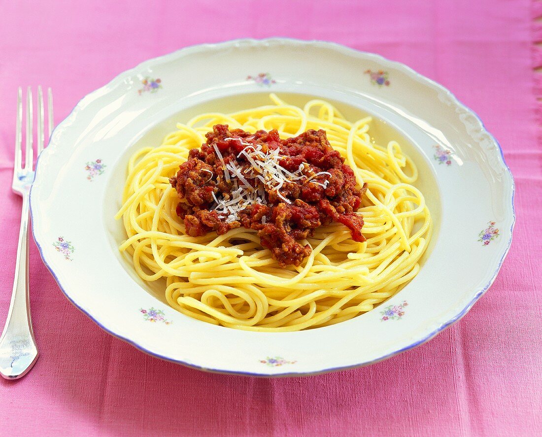 Spaghetti alla bolognese (Spaghetti mit Hackfleischsauce)