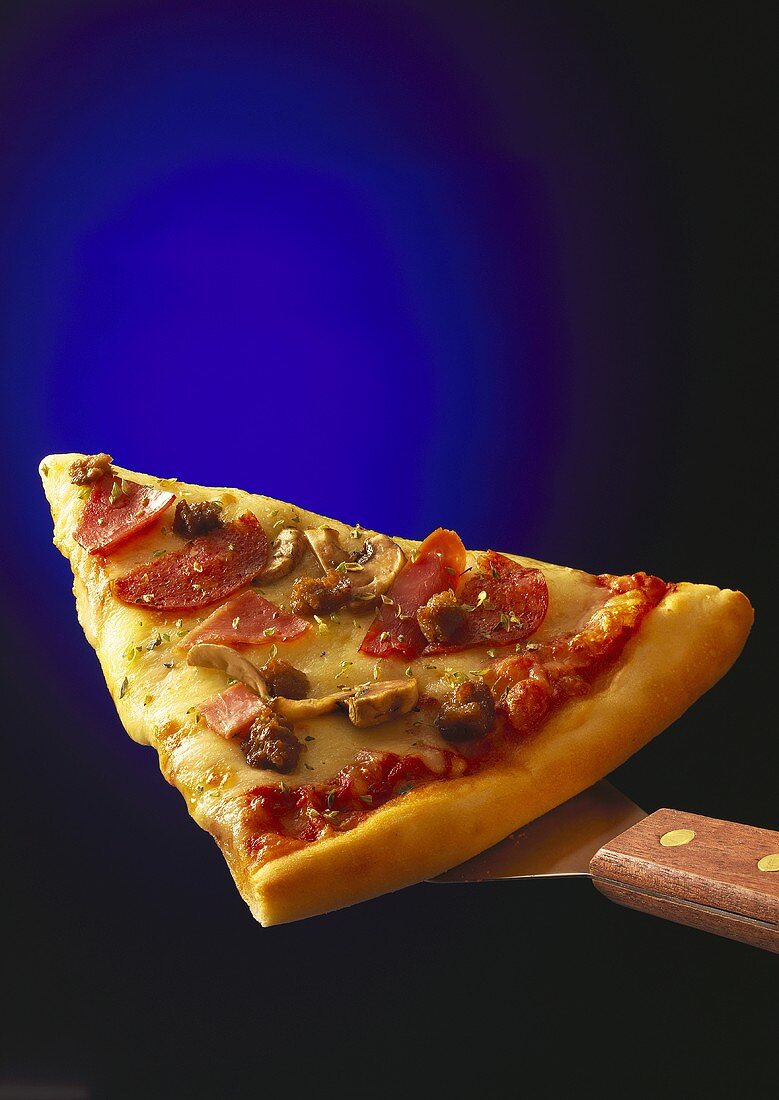 Ein Stück Salami-Schinken-Pizza auf Heber