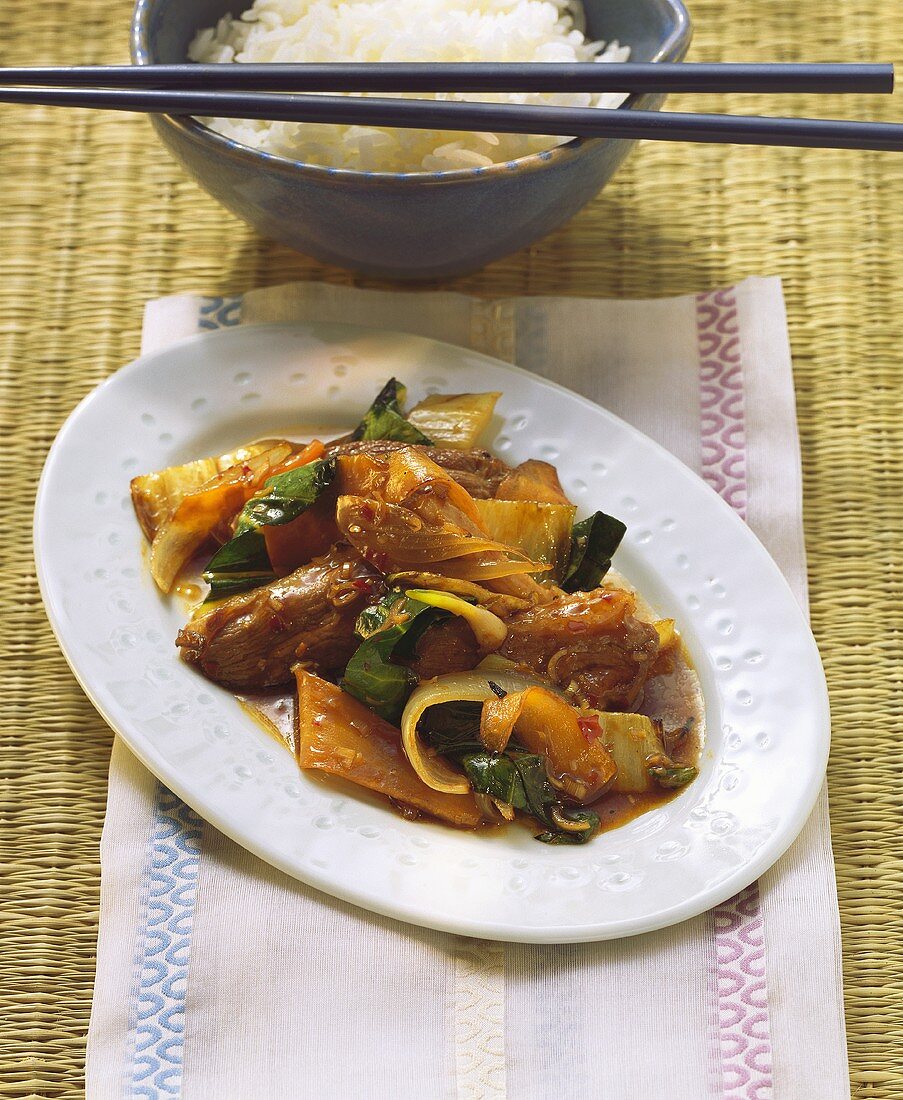 Asiatisches Rindfleisch-Gemüse-Gericht mit Reis