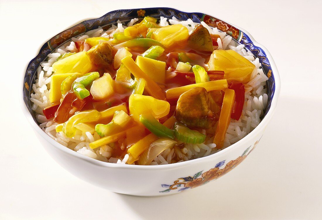 Süß-saure Gemüse-Fleisch-Pfanne auf Reis