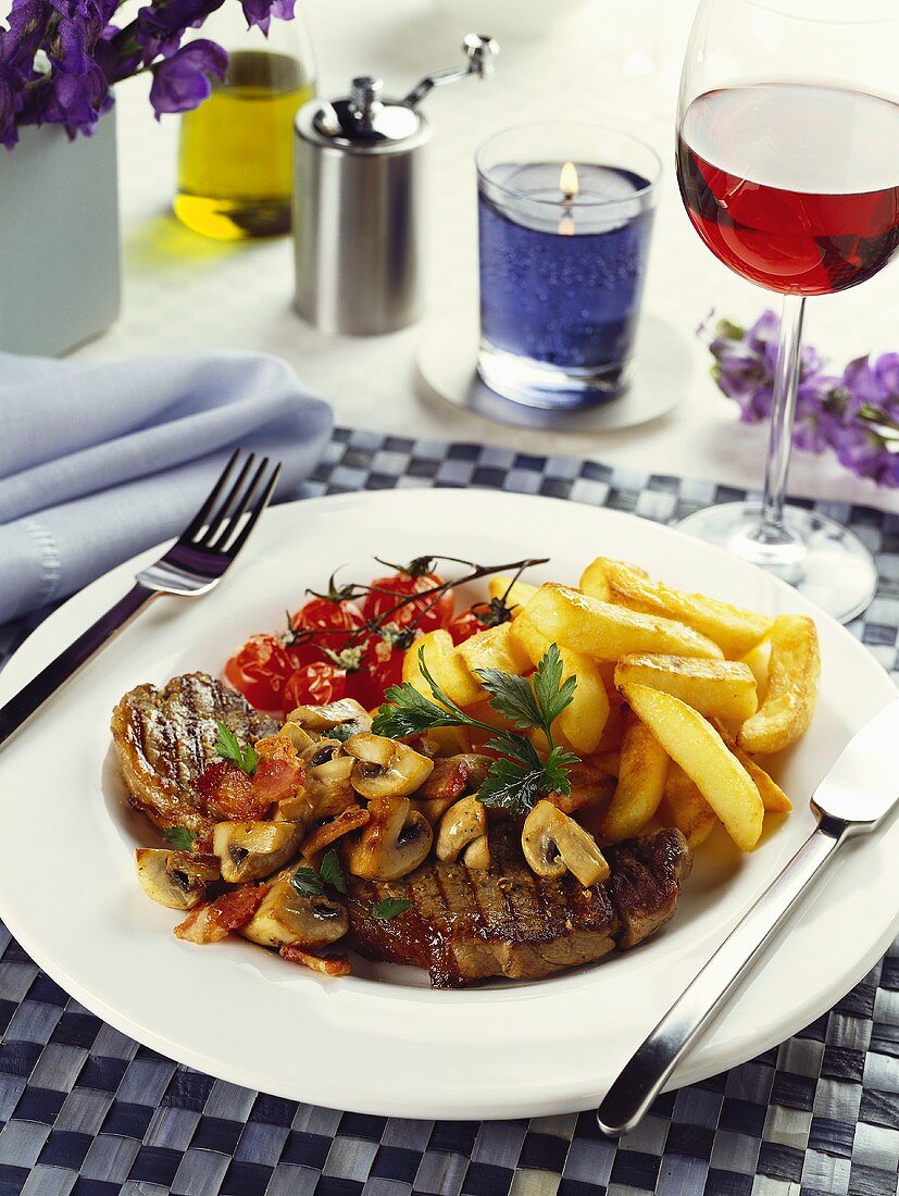 Gegrilltes Steak mit Champignons, Tomaten & Pommes frites