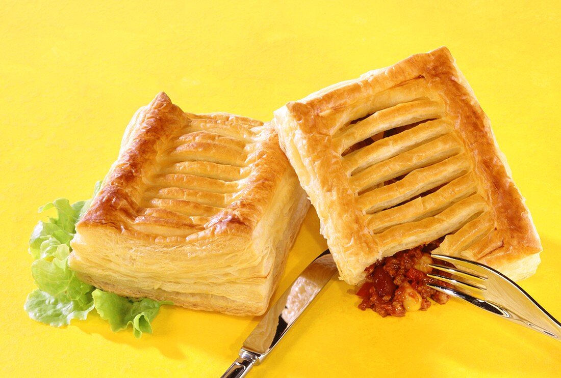 Puff pastries with spicy mince and bean filling