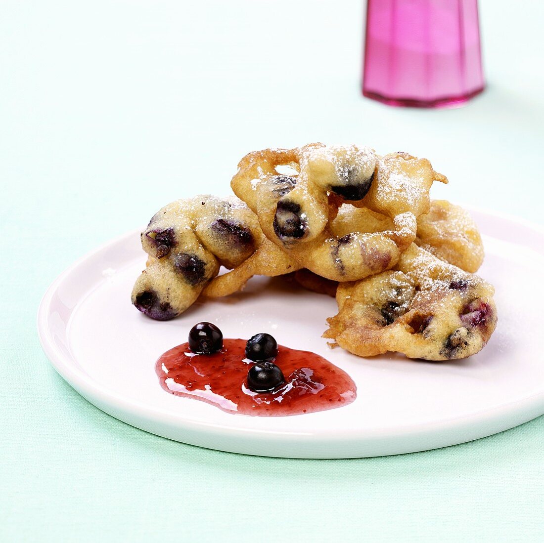 Frittiertes Gebäck mit Heidelbeeren