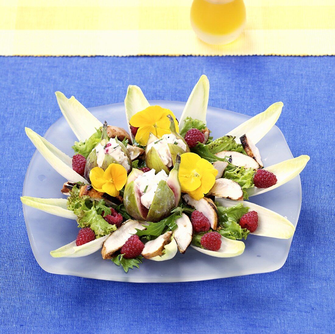 Chicory salad with figs, raspberries and chicken breast