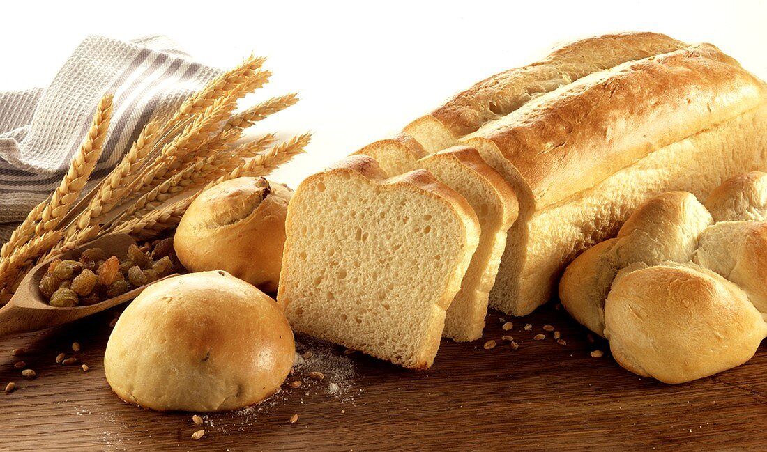 Stillleben mit Kastenweissbrot, Brötchen und Rosinenbrötchen