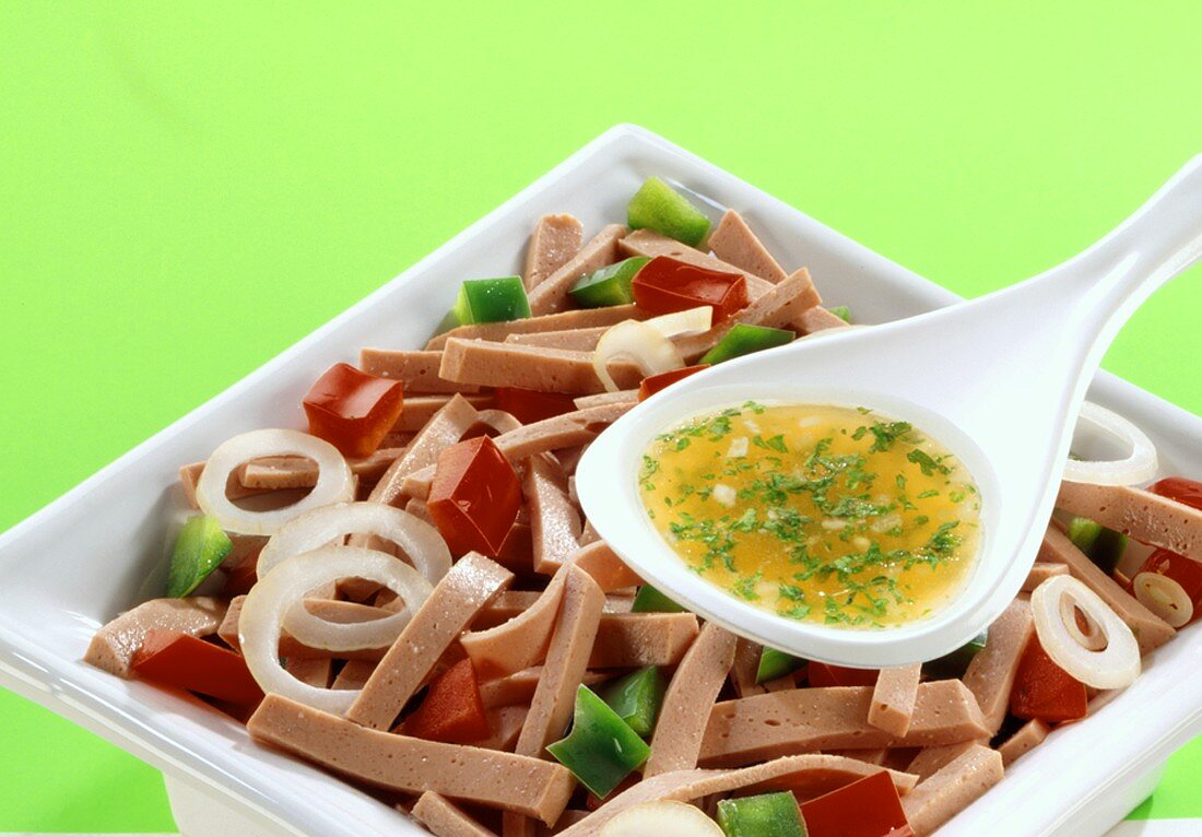 Wurstsalat mit Paprika, Zwiebeln und Dressing