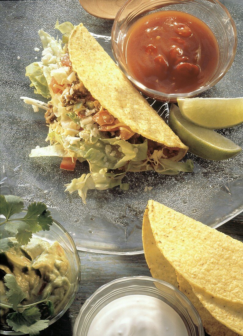 Tacoshells mit Fleisch & Salat gefüllt