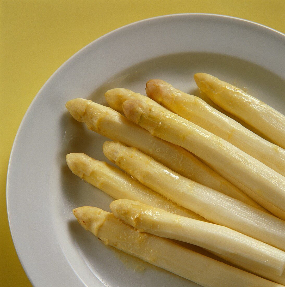 Plate with white Asparagus