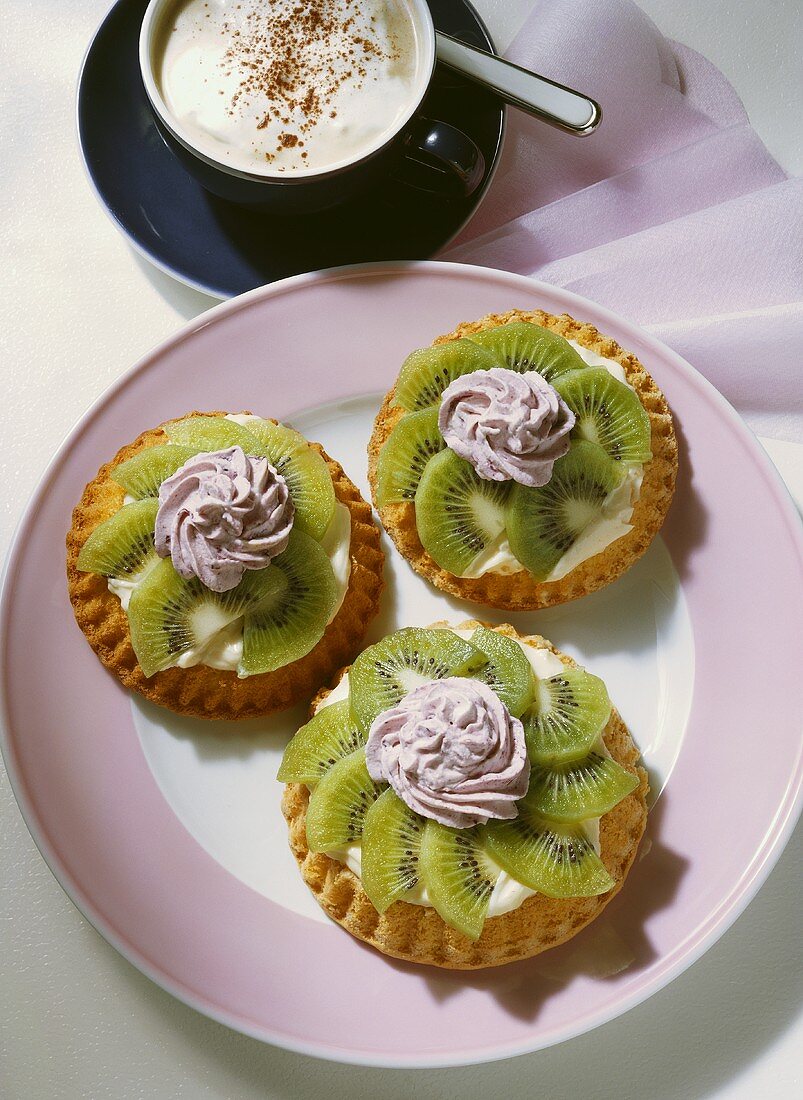 Kiwitörtchen mit Brombeersahne