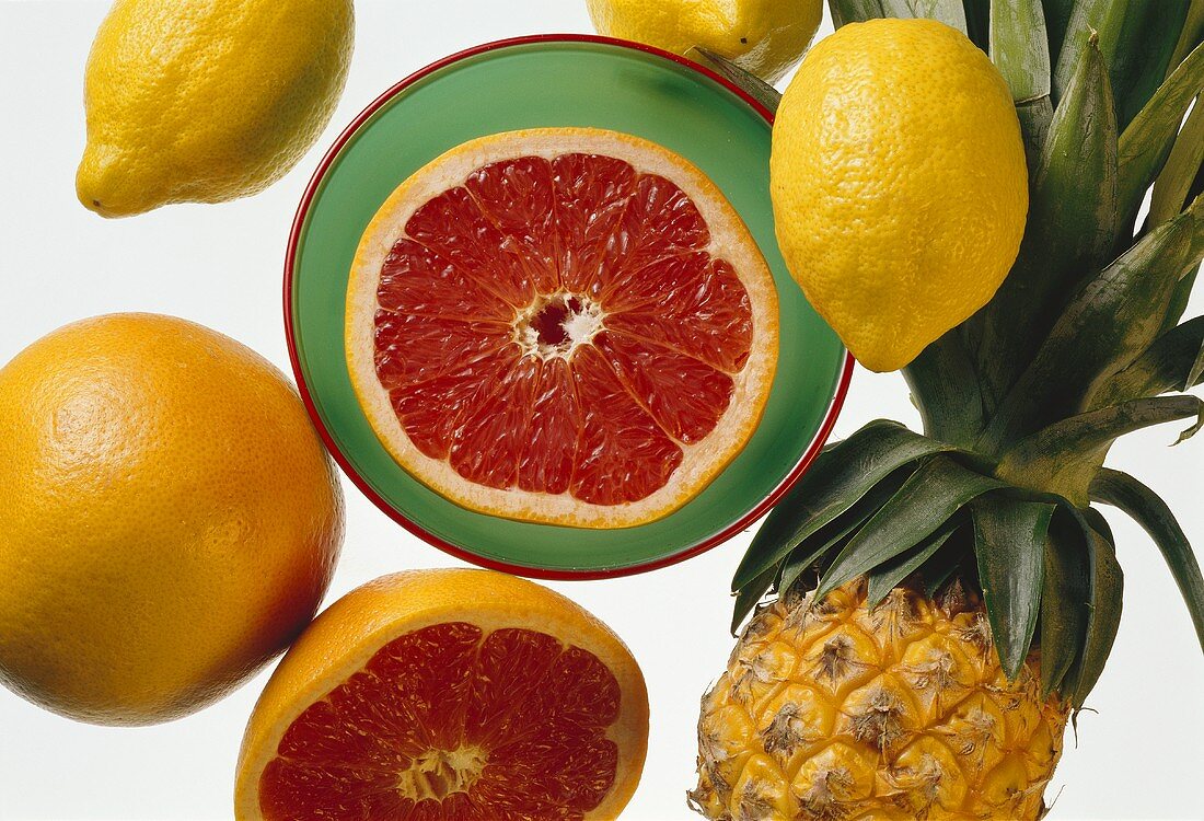 Rosa Grapefruit; Zitronen; Ananas