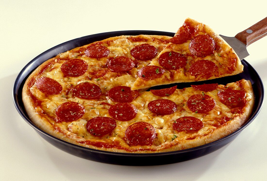 Pizza Salami – Bilder kaufen – 931037 StockFood