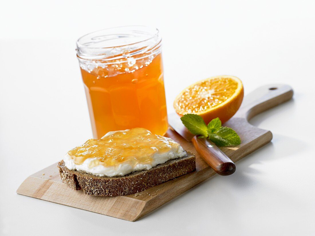 Orangengelee auf Brot und im Glas
