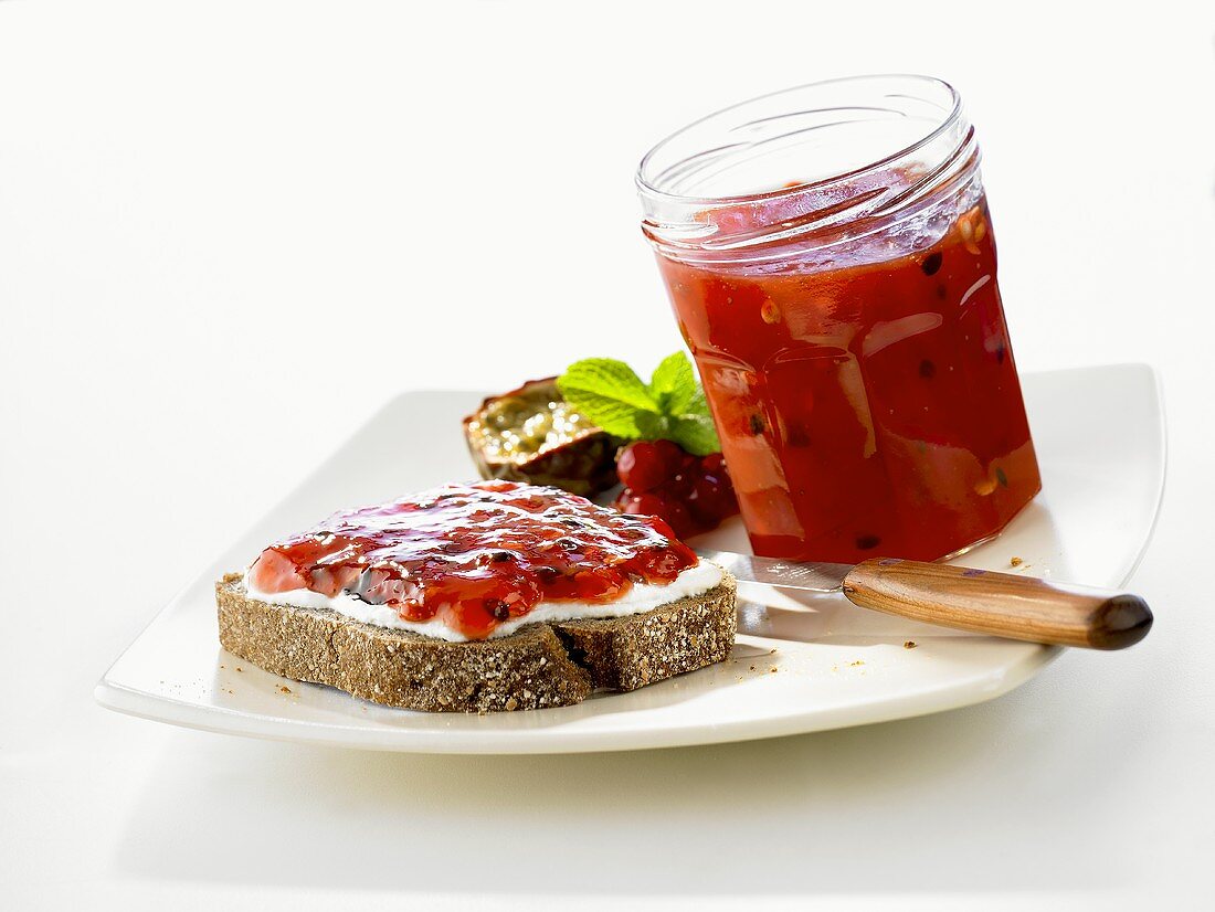 Maracuja-Erdbeer-Marmelade auf Brot und im Glas