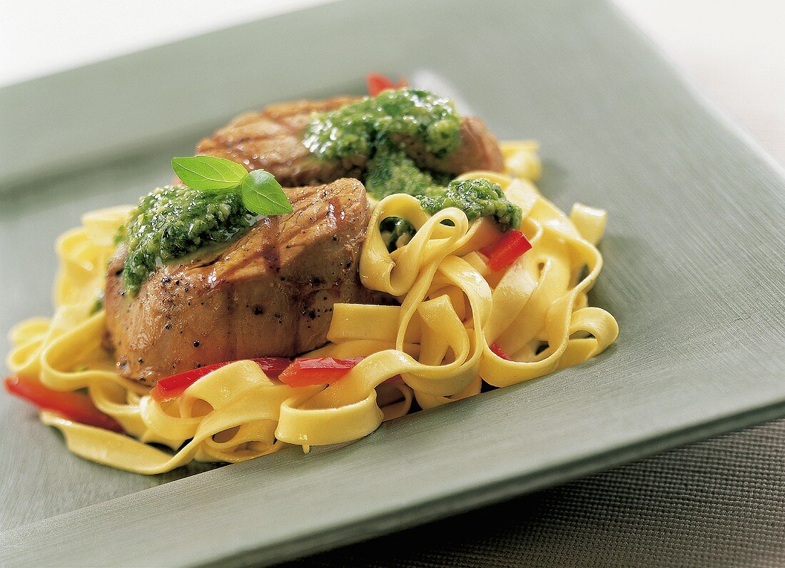 Zwei Schweinefilets mit Pesto auf Tagliatelle