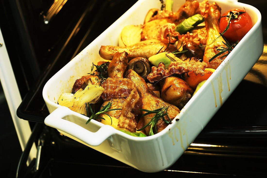 Hähnchenschenkel mit Gemüse und Rosmarin aus dem Ofen